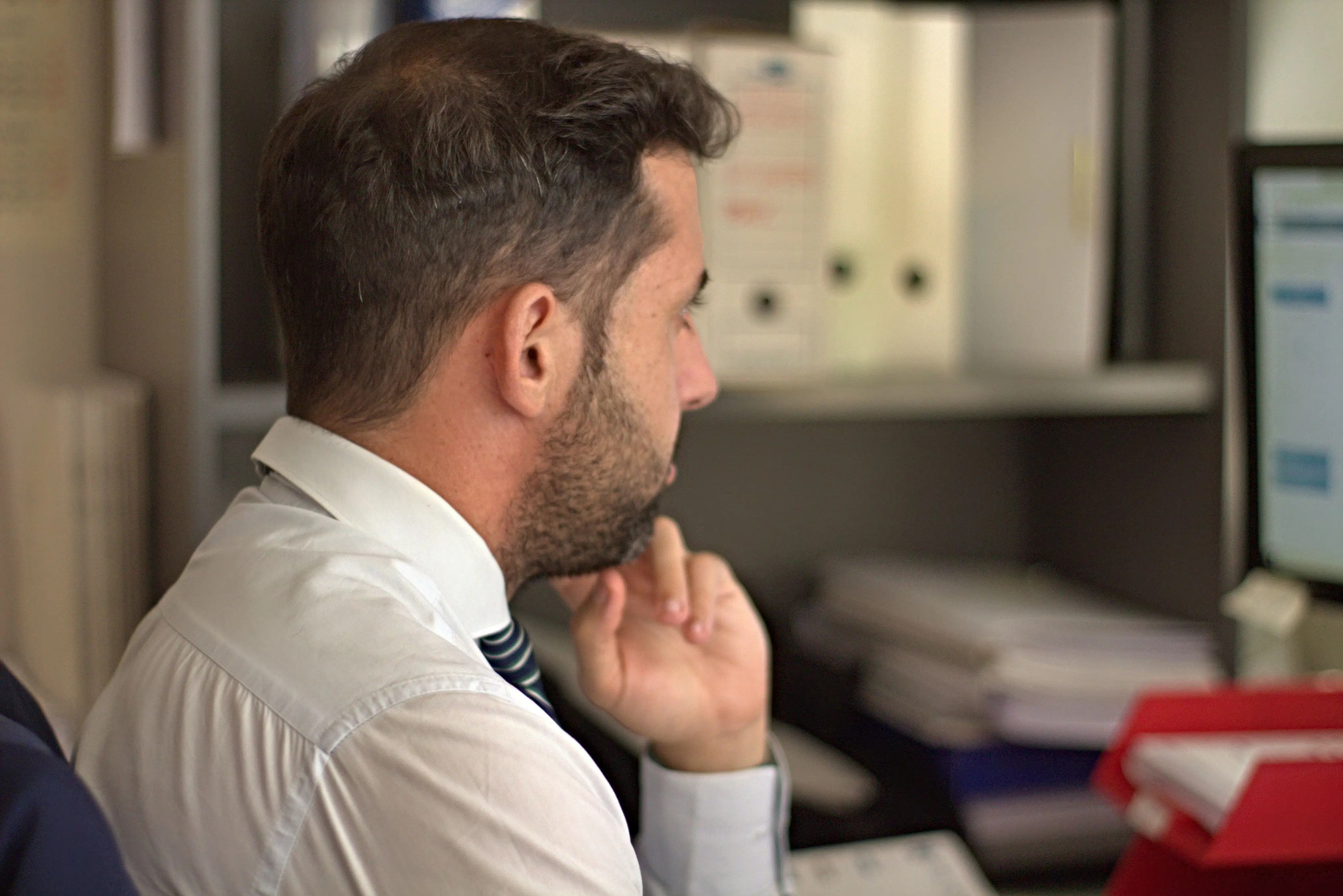 Abogados expertos del despacho Lealtadis trabajando en casos de derecho mercantil y empresarial en sus oficinas de Almería